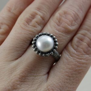 perła, perła hodowlana, srebro, pierścionek, pierścionek srebrny, pierścionek z perłą, srebro oksydowane, srebro fakturowane, srebrna biżuteria, biżuteria autorska, biżuteria chileart, chileart